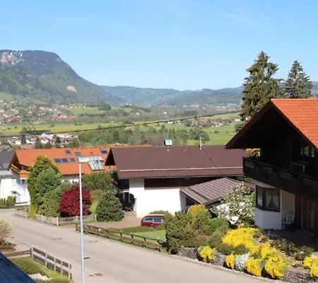 아파트 Allgaeutraum Mit Bergblick In Ruhiger Lage Von 부르크베르크